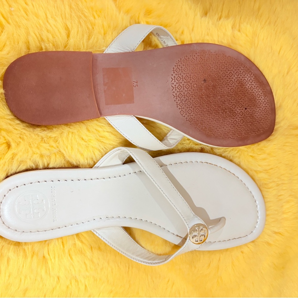 Tory Burch White Leather Thong Sandals with Gold Logo - Picture 3 of 3